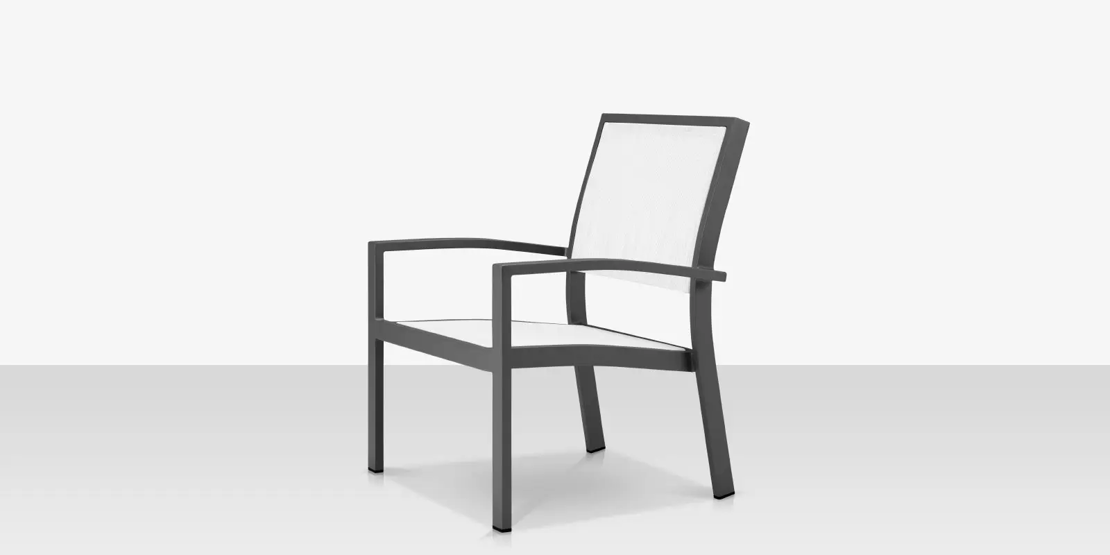 02_fusion_black_clubchair_angle.webp