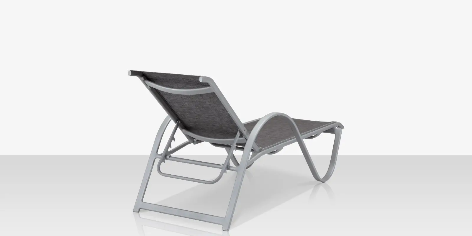 06_lanai_chaise_silver_back_angle_1_open.webp