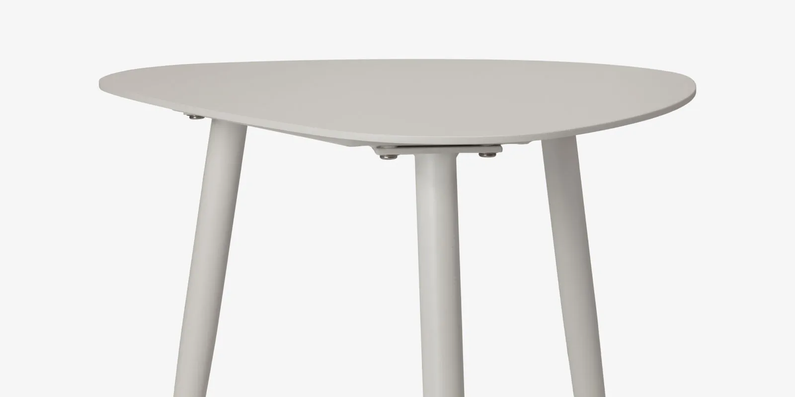vines_small_table_closeup.webp